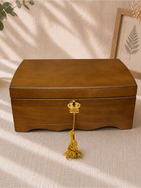 Retro wooden Jewelry Box with lock